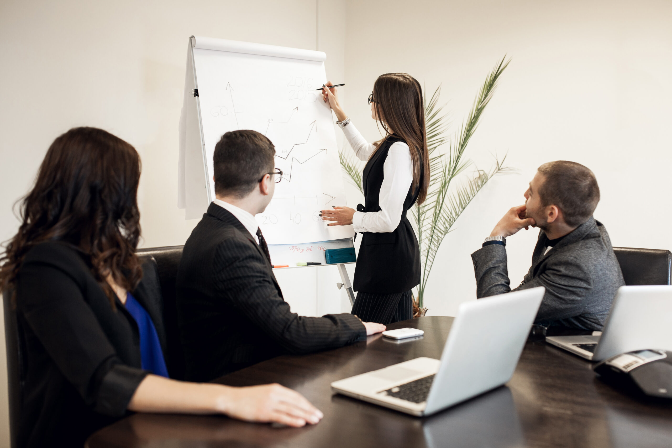 discussion-young-group-busines-training